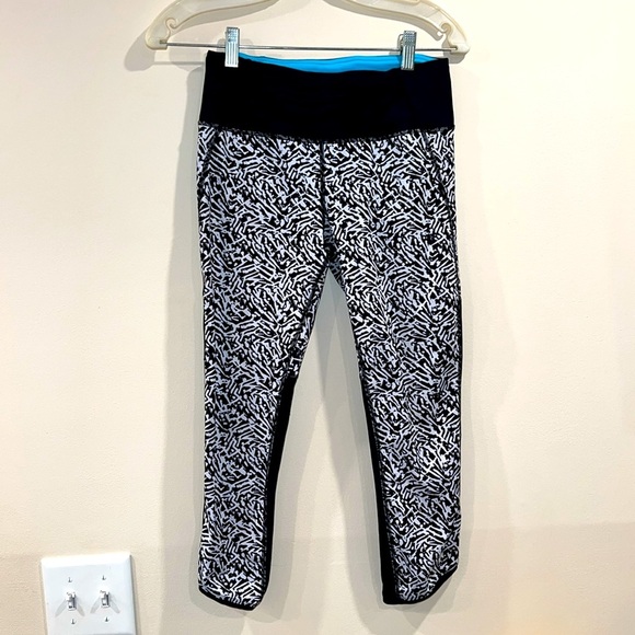 🔥Lululemon Black and White Patterned Leggings🔥 - Picture 1 of 7